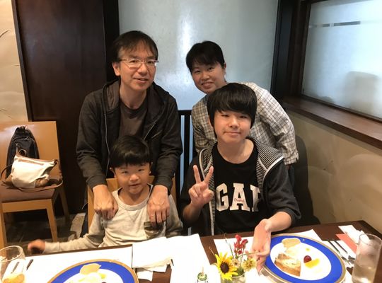 ４人
