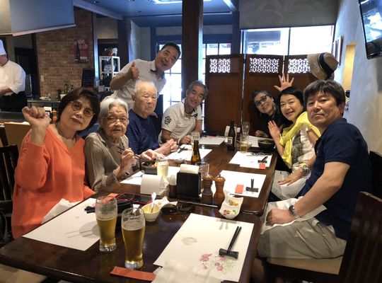 8人