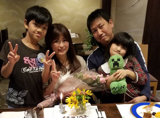 ４人