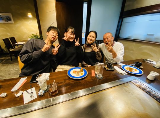 ４人