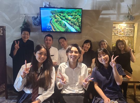 9人