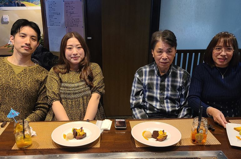 4人