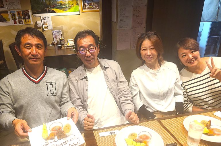 ４人