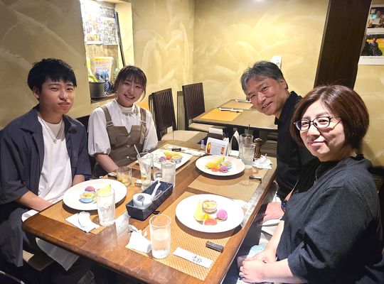 ４人