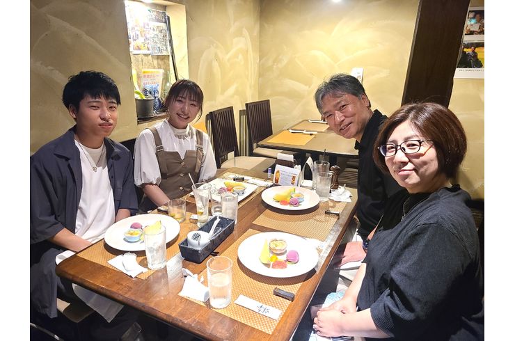 ４人