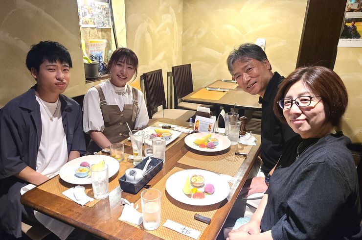 ４人