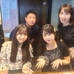 ４人