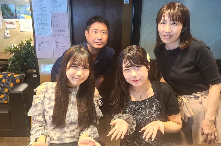 ４人