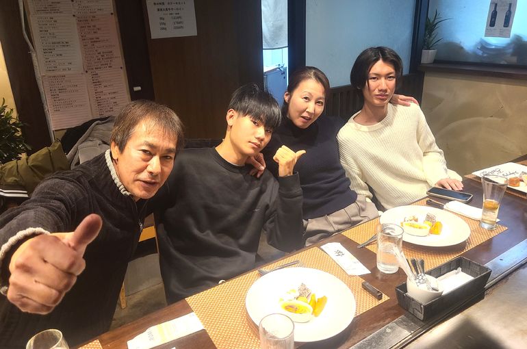 ４人