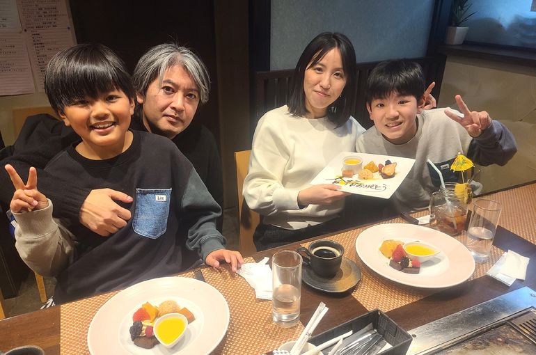 ４人
