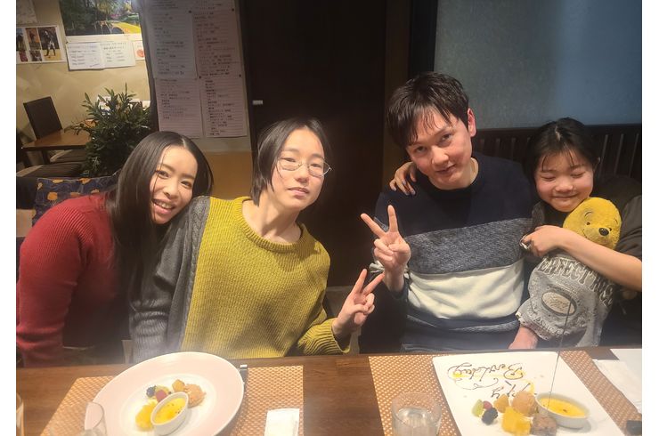 ４人