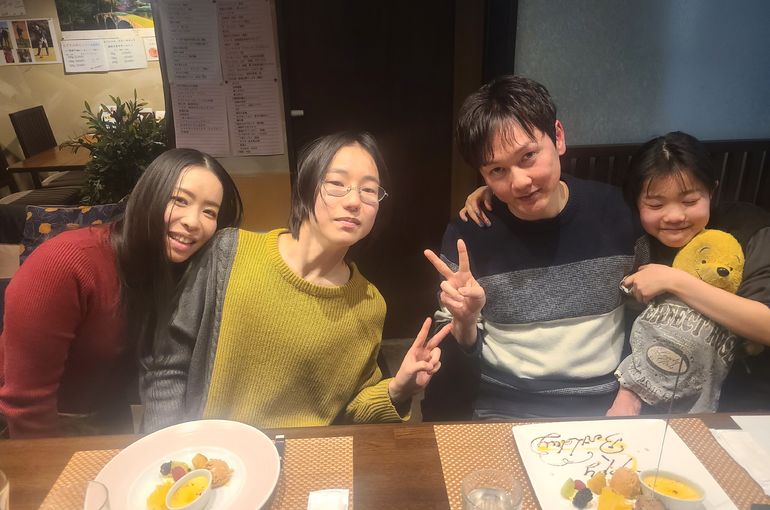 ４人