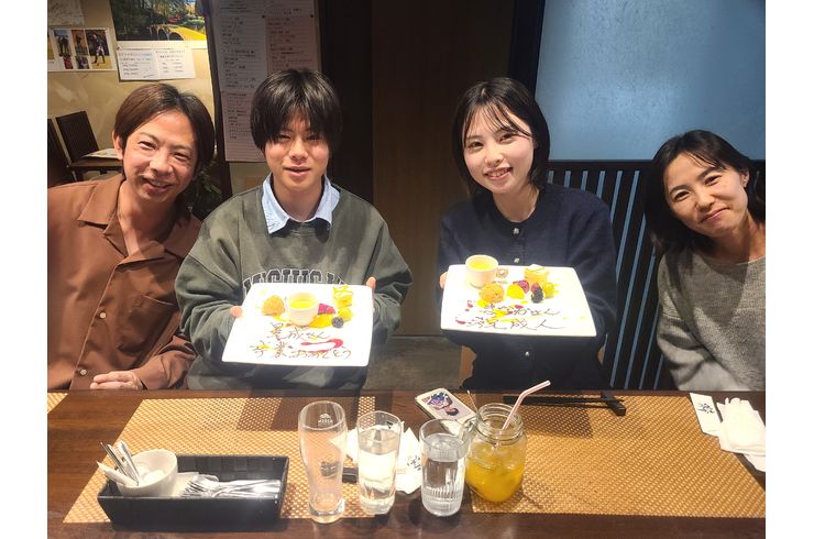 ４人