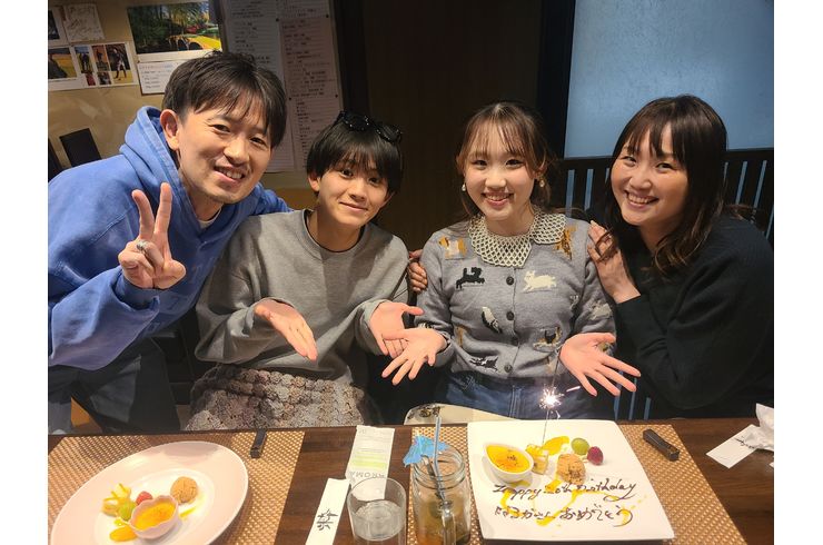 ４人