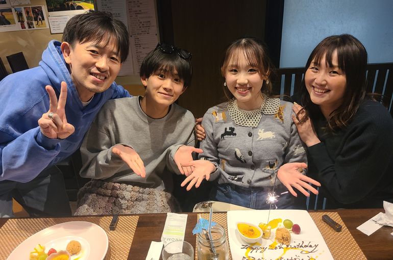 ４人