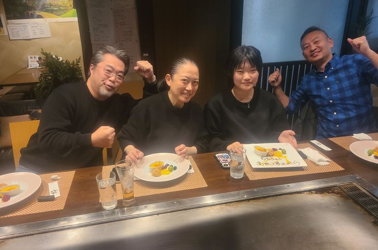 ４人