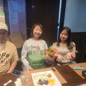 ４人