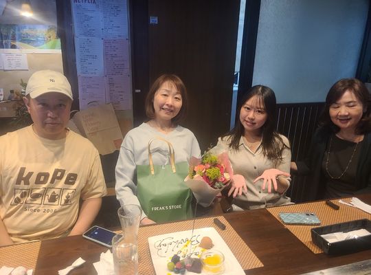 ４人