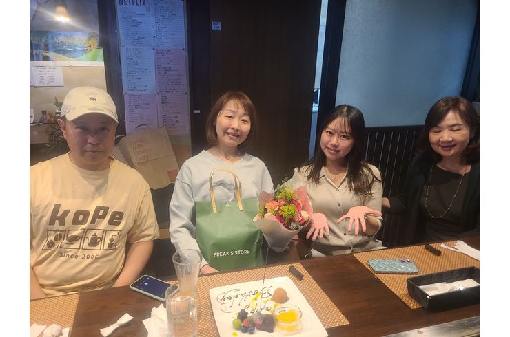 ４人