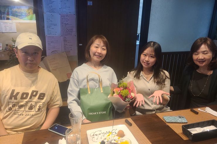 ４人