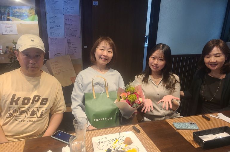４人