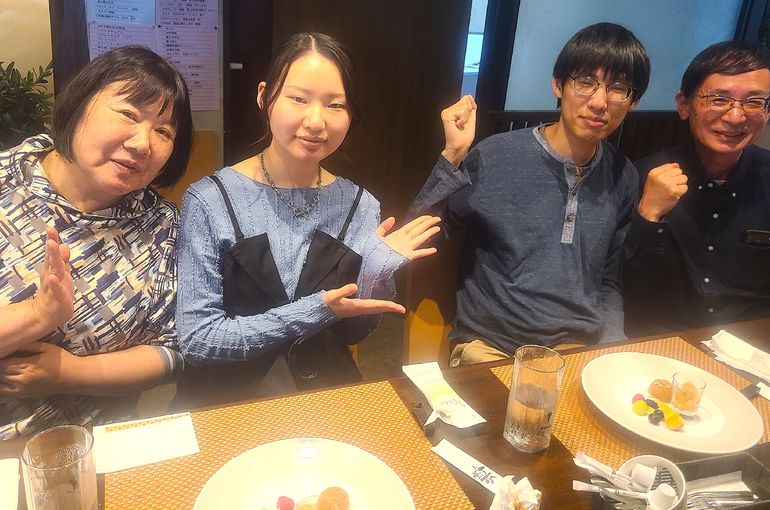 ４人