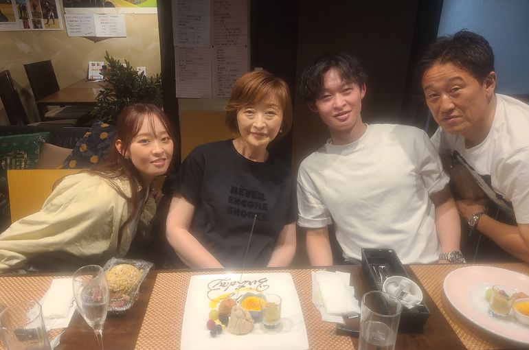 4人