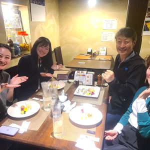 ４人