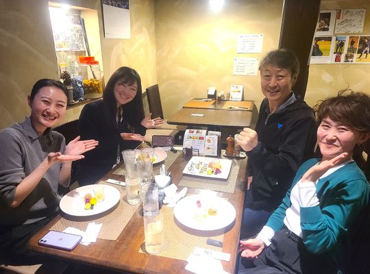 ４人