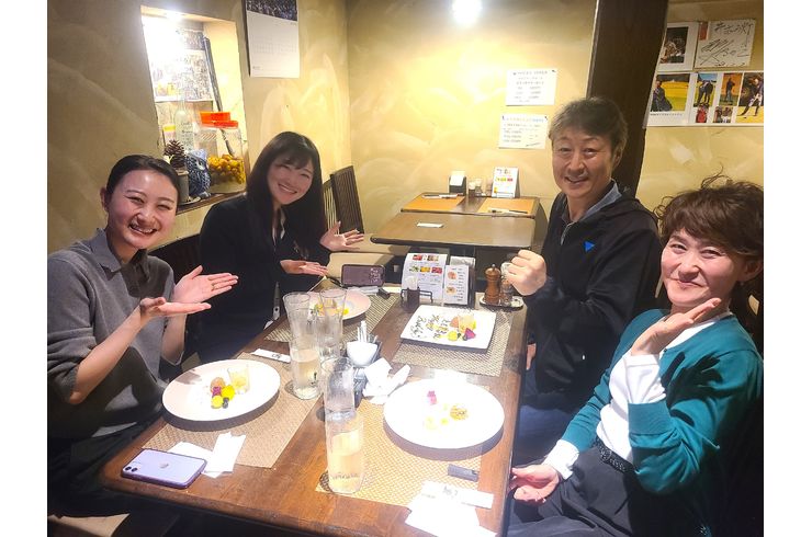 ４人