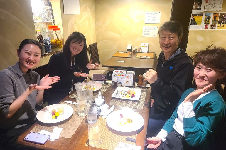 ４人