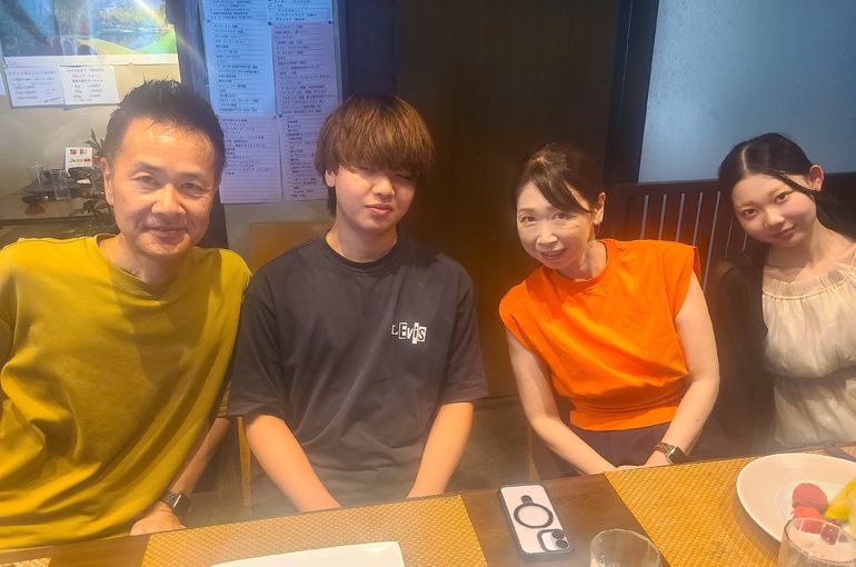 4人